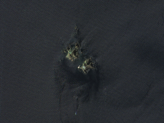 해상도 70㎝급 전자광학카메라를 탑재한 아리랑위성 3호가 지난 6월 여름의 독도 모습을 촬영한 위성 영상으로, 서도와 동도의 모습이 뚜렷하게 보인다.  항우연 제공